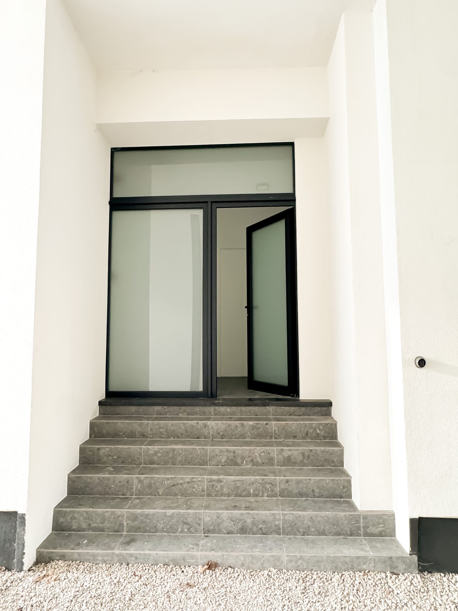 Porte d'entrée se trouvant dans la cour privée